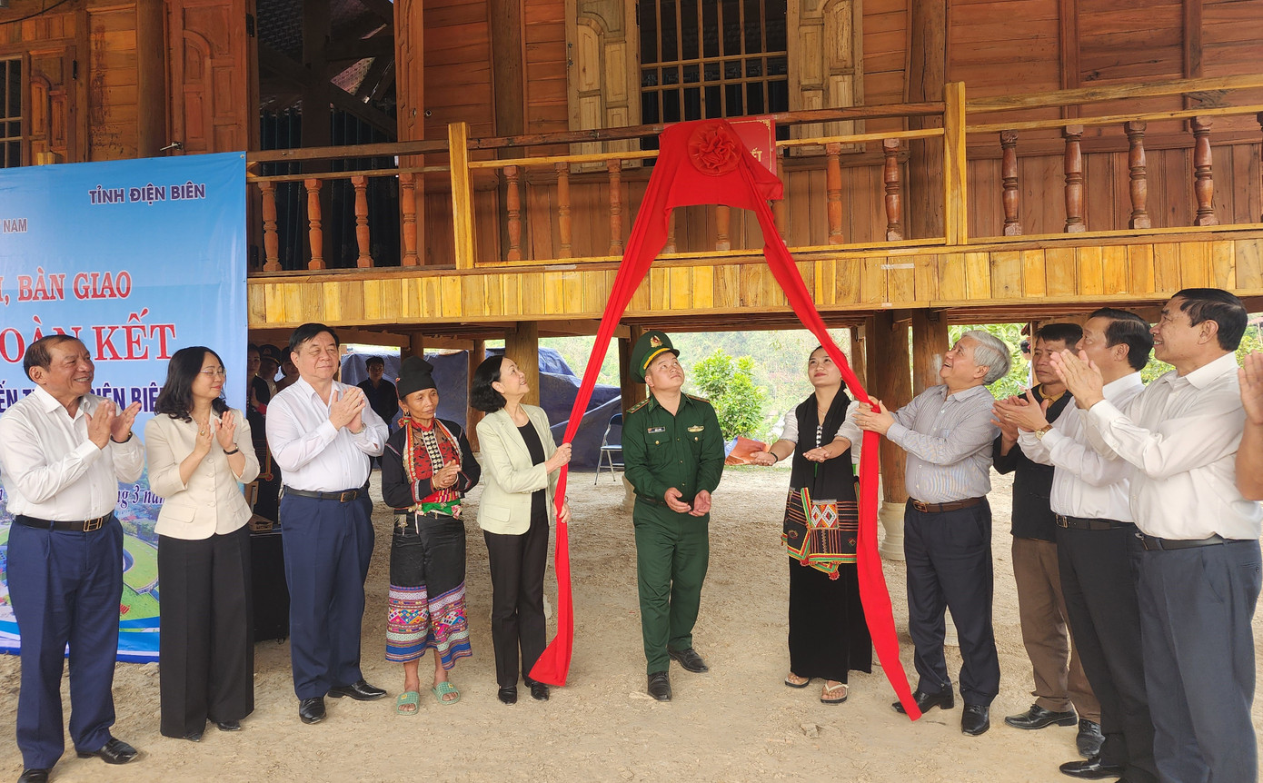 Thường trực Ban Bí thư Trương Thị Mai cùng Đoàn công tác và lãnh đạo tỉnh Điện Biên gắn biển và trao nhà Đại đoàn kết cho gia đình ông Lò Văn Minh, xã Hua Thanh, huyện Điện Biên. Thường trực Ban Bí thư Trương Thị Mai cùng Đoàn công tác và lãnh đạo tỉnh Điện Biên gắn biển và trao nhà Đại đoàn kết cho gia đình ông Lò Văn Minh, xã Hua Thanh, huyện Điện Biên.