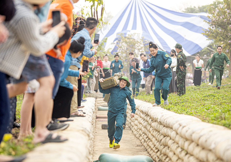 Vận động viên nỗ lực vượt qua đường giao thông hào nhưng vẫn phải đảm bảo quân tư trang không bị rơi.