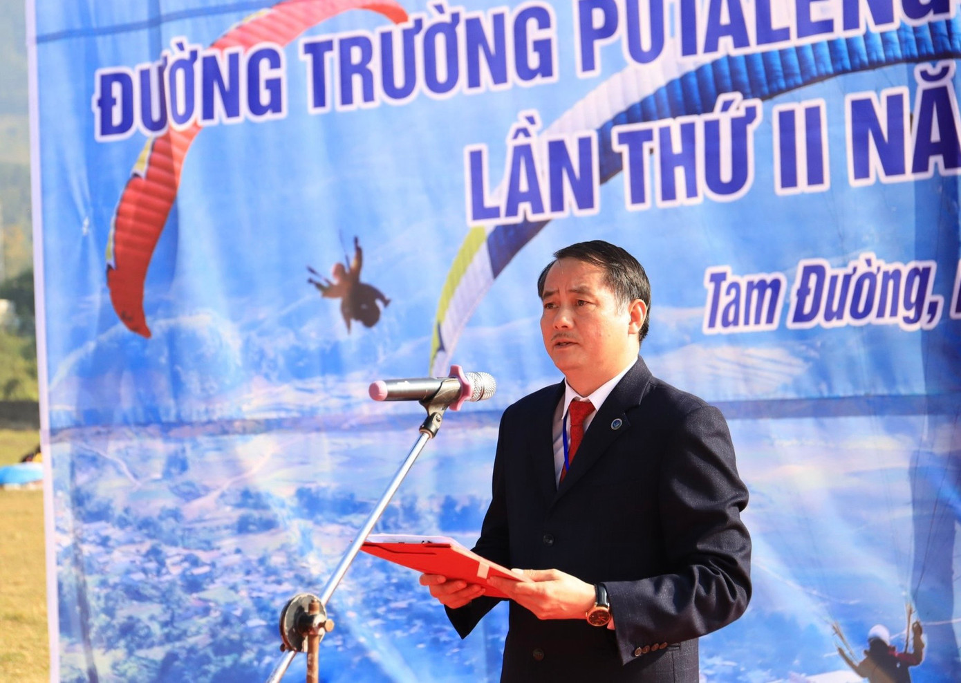 Phó Chủ tịch UBND huyện - Trưởng ban Tổ chức Tuần Văn hoá - Du lịch huyện Tam Đường Vũ Xuân Thịnh khai mạc Giải.