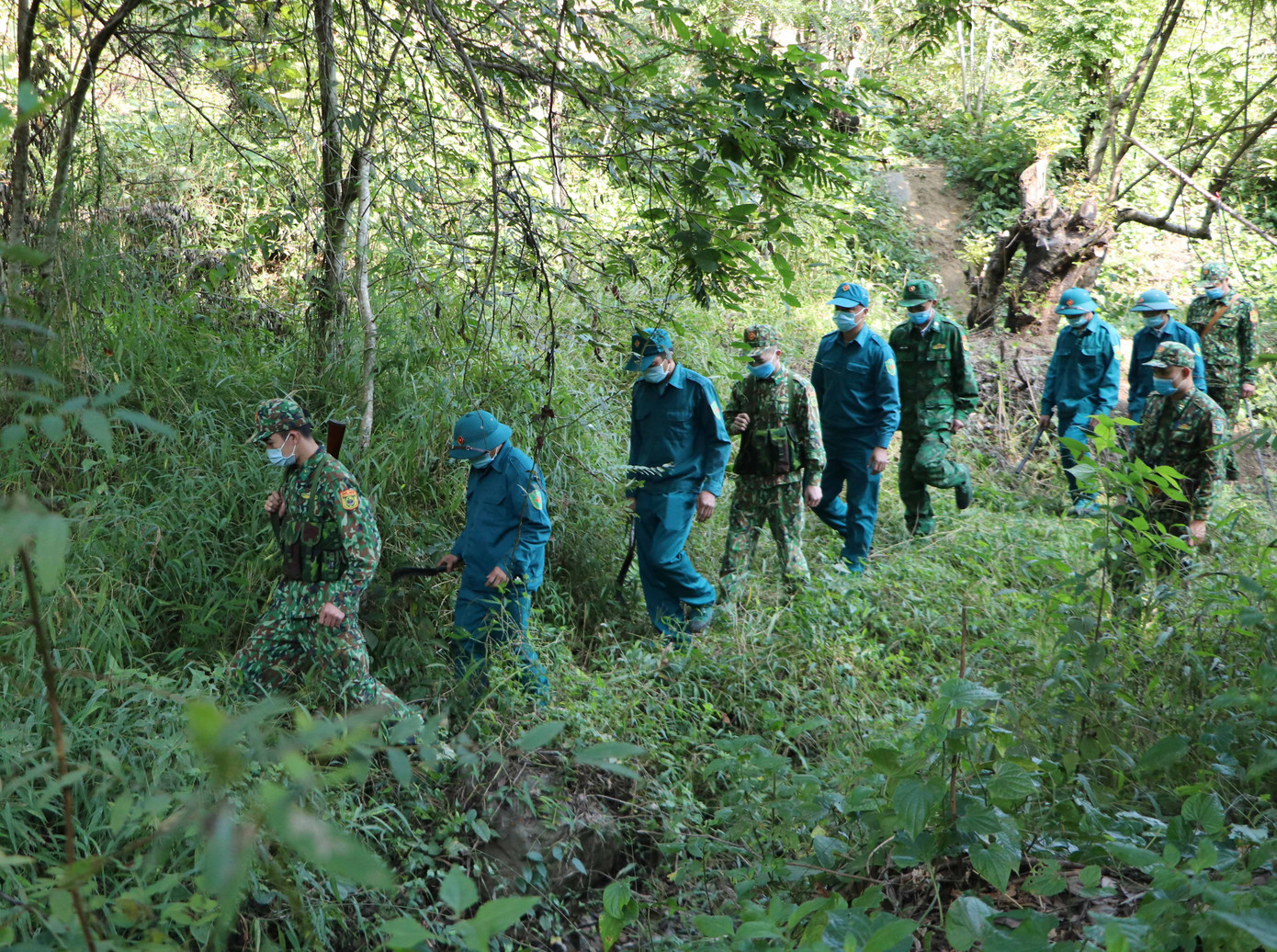 Cán bộ, chiến sĩ Đồn Biên phòng cửa khẩu Ma Lù Thàng, huyện Phong Thổ phối hợp với dân quân tự vệ địa phương tuần tra khu vực biên giới.