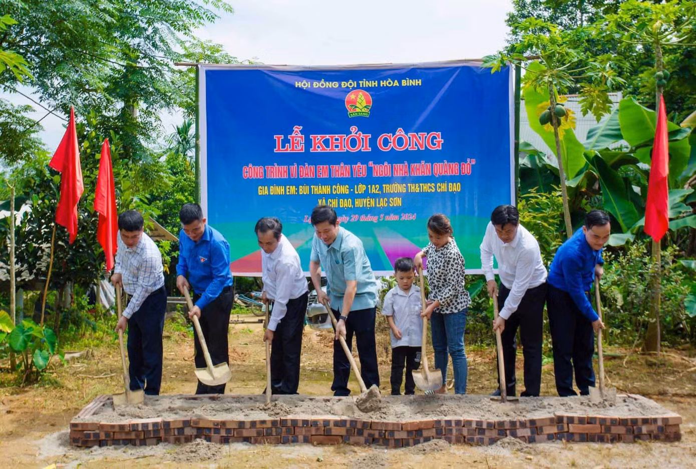 Tỉnh Đoàn Hòa Bình cùng các đơn vị khởi công công trình ngôi nhà khăn quàng đỏ.