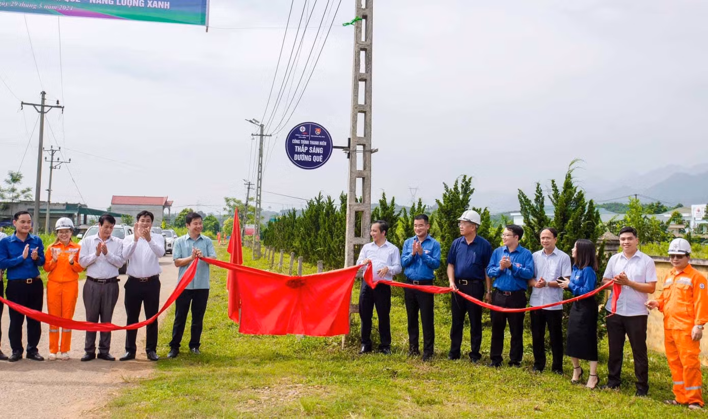 Tỉnh Đoàn Hòa Bình cùng các đơn vị khánh thành công trình thắp sáng đường quê.
