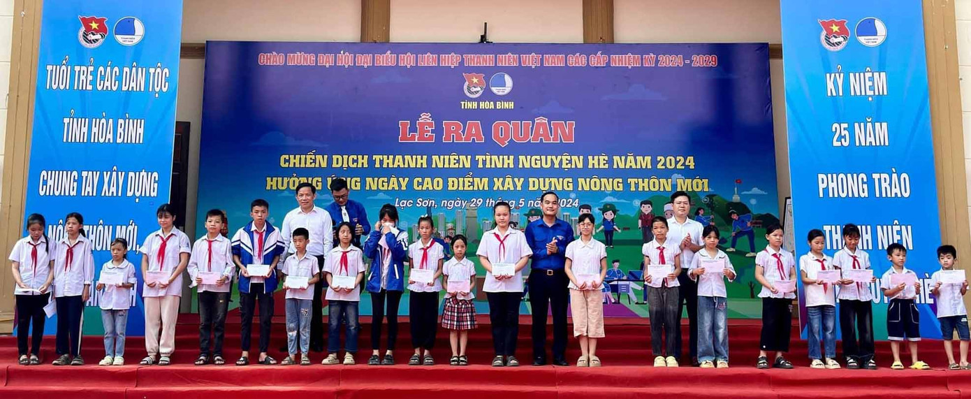 Tỉnh đoàn Hòa Bình cùng các đơn vị trao quà cho học sinh có hoàn cảnh khó khăn.