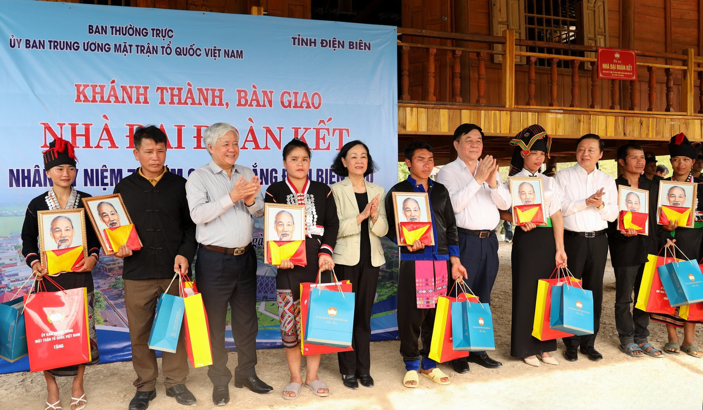 Thường Trực Ban Bí thư cùng Đoàn công tác tặng quà cho một số hộ nghèo tại xã Hua Thanh, huyện Điện Biên. Thường Trực Ban Bí thư cùng Đoàn công tác tặng quà cho một số hộ nghèo tại xã Hua Thanh, huyện Điện Biên.