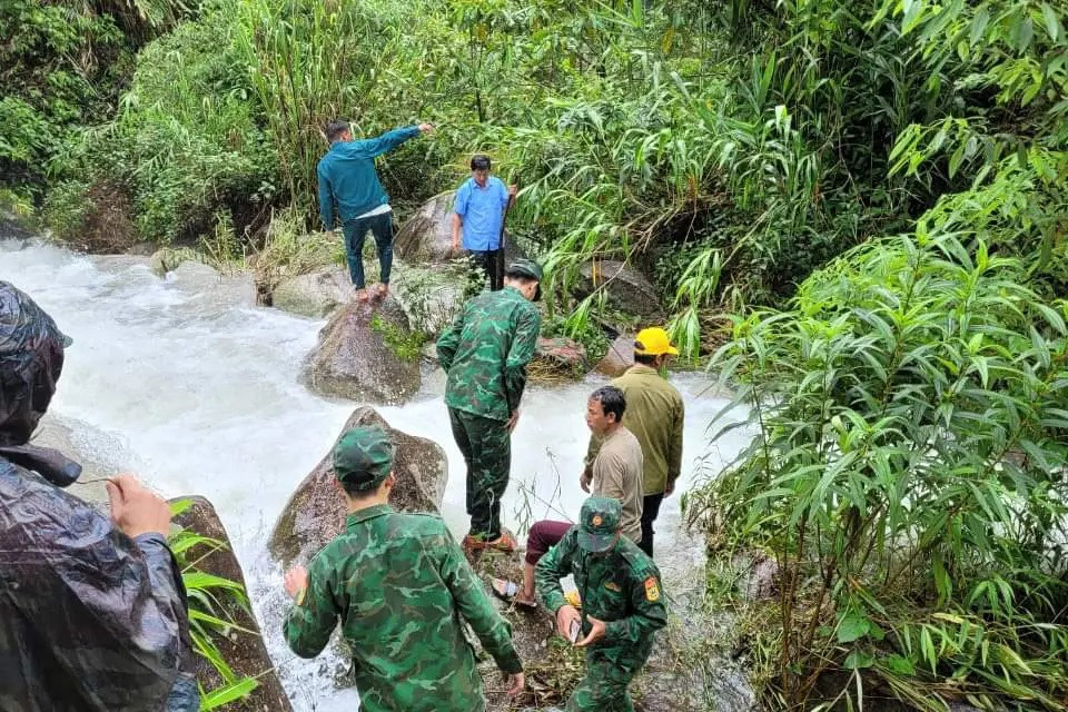 Các lực lượng, đoàn thể và nhân dân xã Pa Vệ Sủ, huyện Mường Tè tìm kiếm nạn nhân.