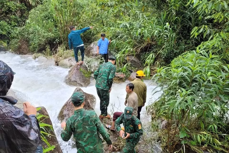Các lực lượng, đoàn thể và nhân dân xã Pa Vệ Sủ, huyện Mường Tè tìm kiếm nạn nhân. Các lực lượng, đoàn thể và nhân dân xã Pa Vệ Sủ, huyện Mường Tè tìm kiếm nạn nhân.
