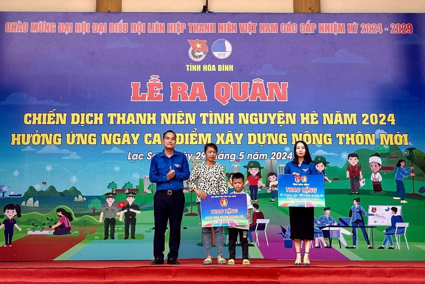 Tỉnh Đoàn Hòa Bình trao hỗ trợ ngôi nhà khăn quàng đỏ cho học sinh có hoàn cảnh khó khăn.