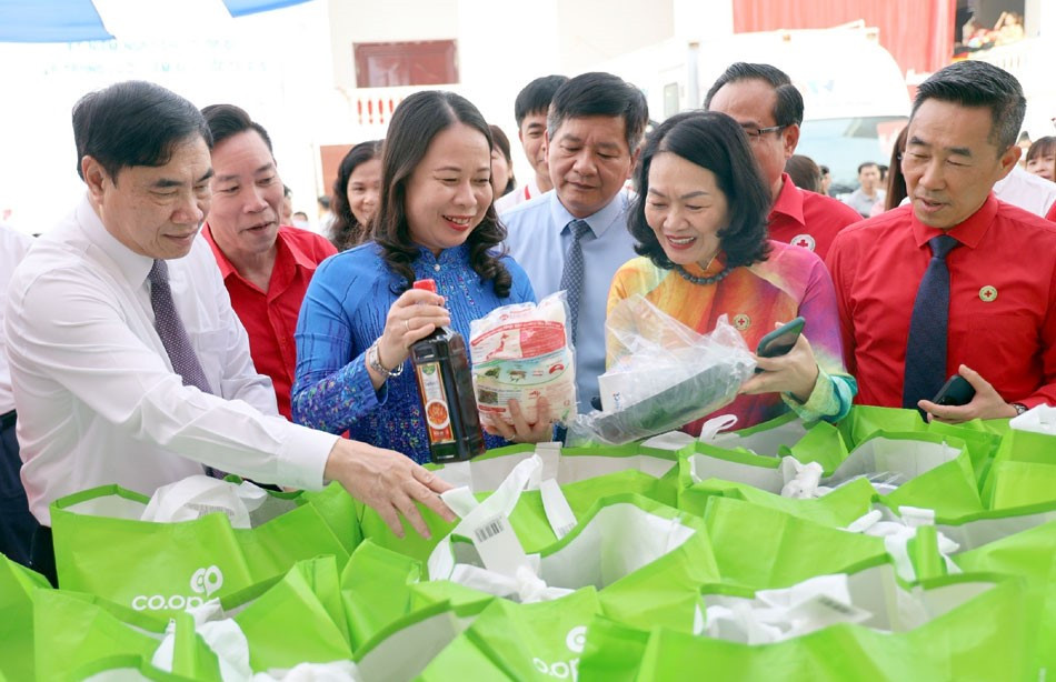 Quyền Chủ tịch nước Võ Thị Ánh Xuân xem các mặt hàng hỗ trợ cho người nghèo tại chợ nhân đạo. Quyền Chủ tịch nước Võ Thị Ánh Xuân xem các mặt hàng hỗ trợ cho người nghèo tại chợ nhân đạo.