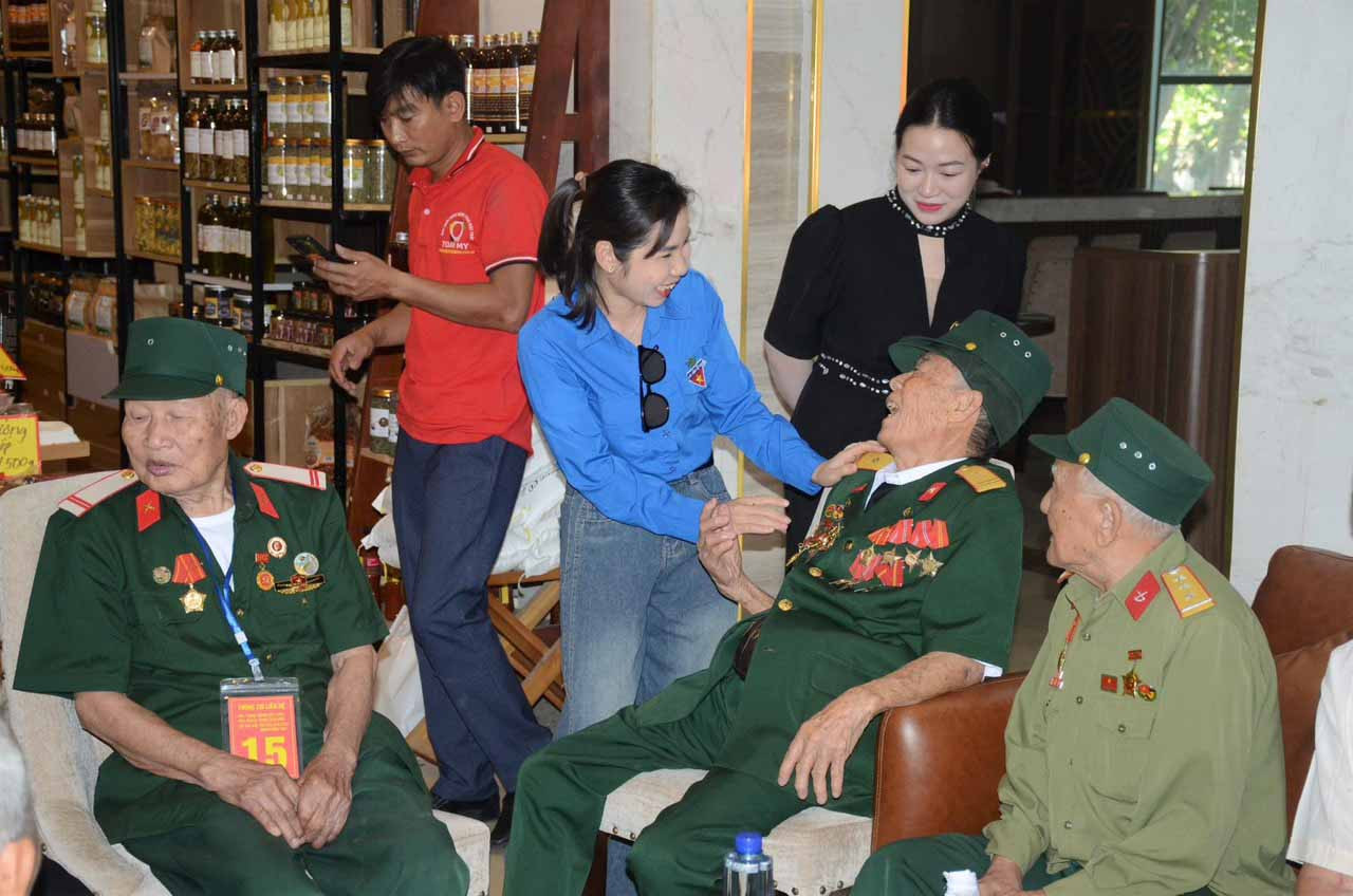 Đoàn viên thanh niên Điện Biên trò chuyện cùng chiến sĩ Điện Biên năm xưa.