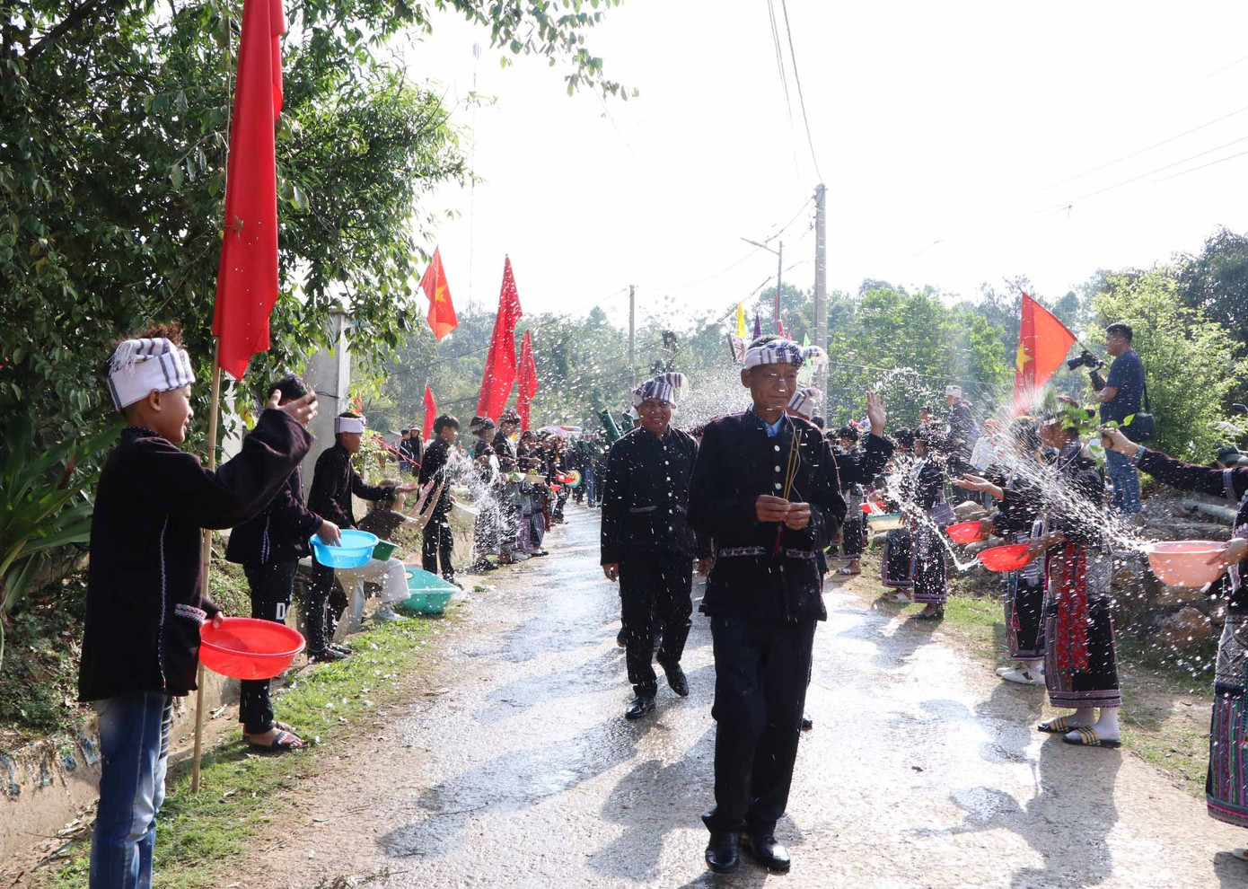 Người dân trong bản té nước vào đoàn rước với mong muốn được góp những giọt nước của gia đình mình dâng lên cúng tượng Phật và cầu mong cho gia đình mình năm mới sẽ được may mắn, sức khỏe, làm ăn phát đạt. Người dân trong bản té nước vào đoàn rước với mong muốn được góp những giọt nước của gia đình mình dâng lên cúng tượng Phật và cầu mong cho gia đình mình năm mới sẽ được may mắn, sức khỏe, làm ăn phát đạt.