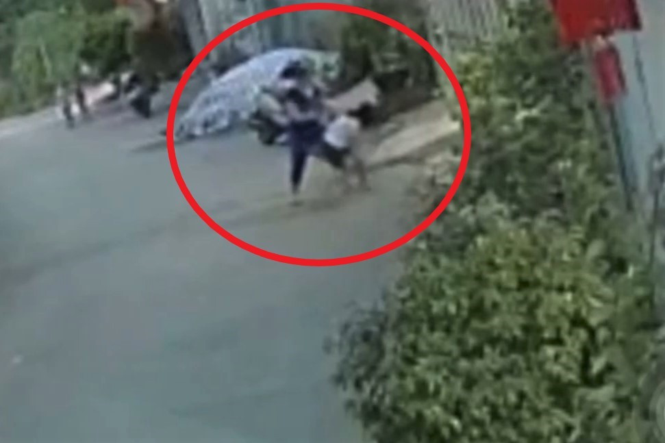 Hình ảnh được camera an ninh của người dân ghi lại về việc cháu bé 8 tuổi bị hành hung, đánh đập.