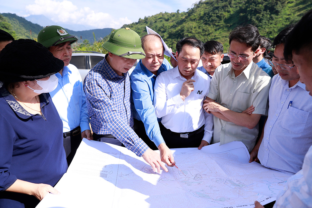 Đoàn Công tác cùng lãnh đạo tỉnh Lai Châu kiểm tra thực tế mỏ đất hiếm Đông Pao tại xã Bản Hon, huyện Tam Đường.