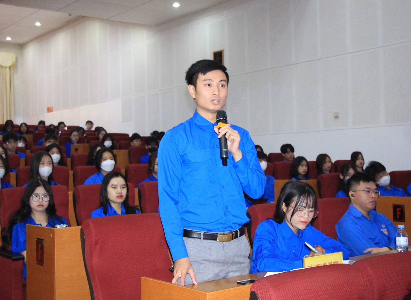 Thanh niên Lai Châu bày tỏ nguyện vọng đưa ra những vấn đề đối thoại với Chủ tịch UBND tỉnh Lai Châu.