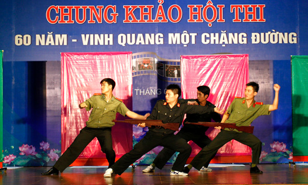 Đó còn là những động tác múa được sân khấu hóa