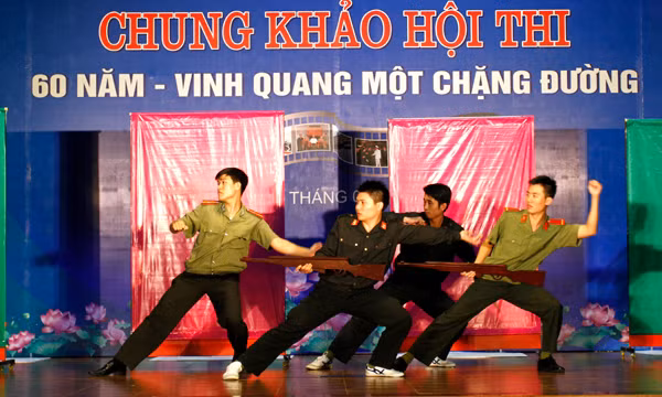 Đó còn là những động tác múa được sân khấu hóa