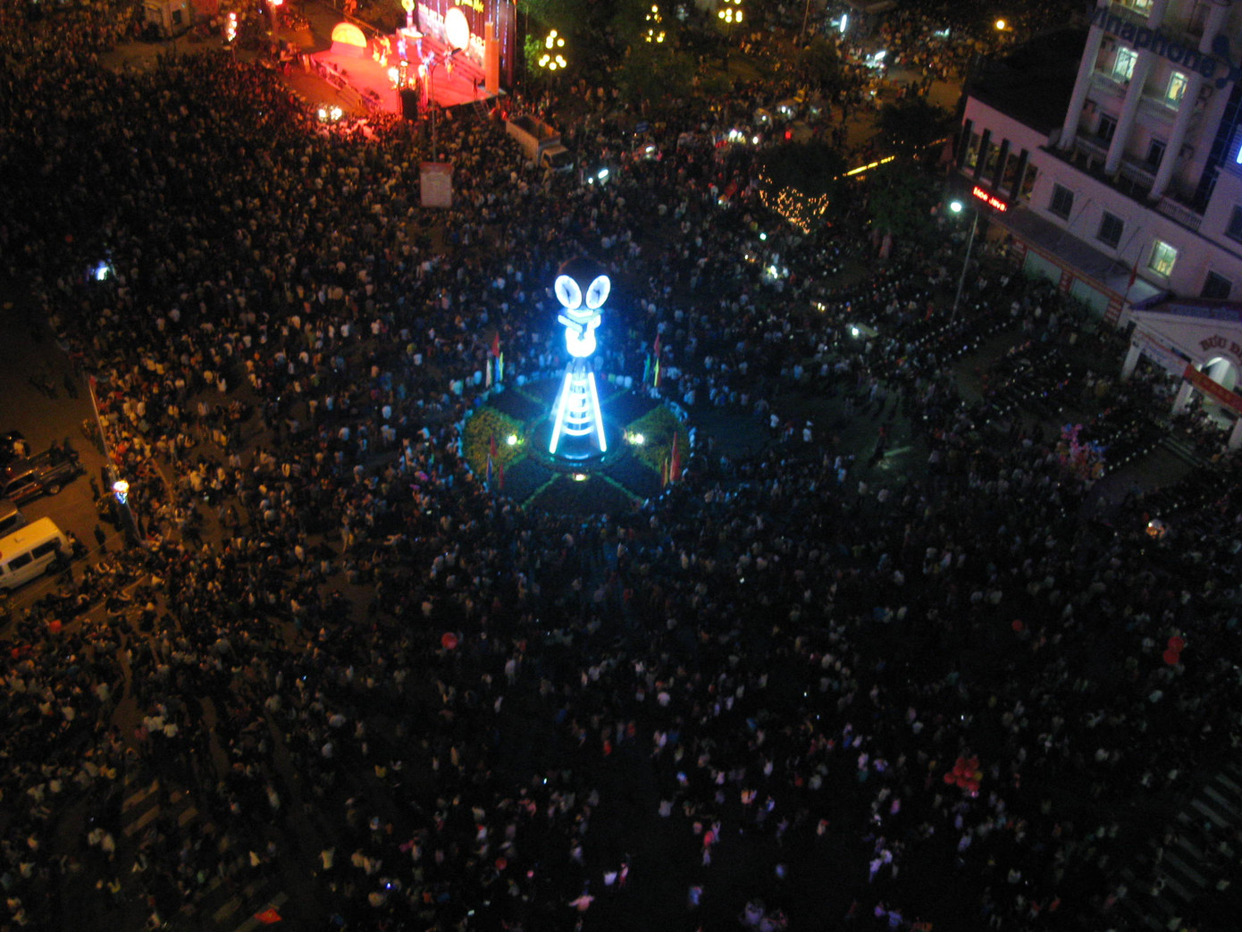 Biển người đổ về trung tâm thành phố