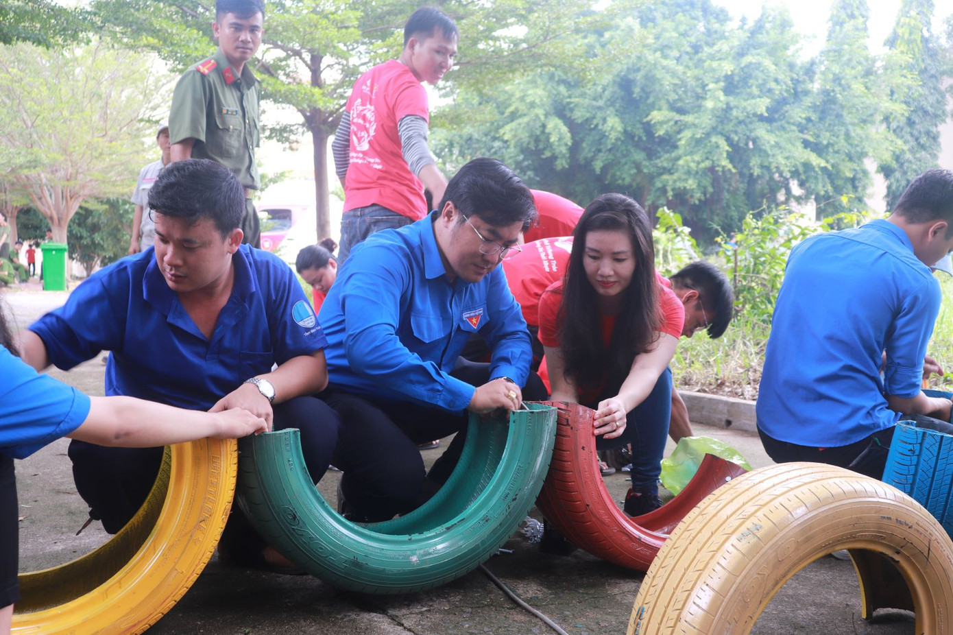 Tuổi trẻ Bình Thuận đồng loạt ra quân hưởng ứng chiến dịch làm sạch biển ảnh 8