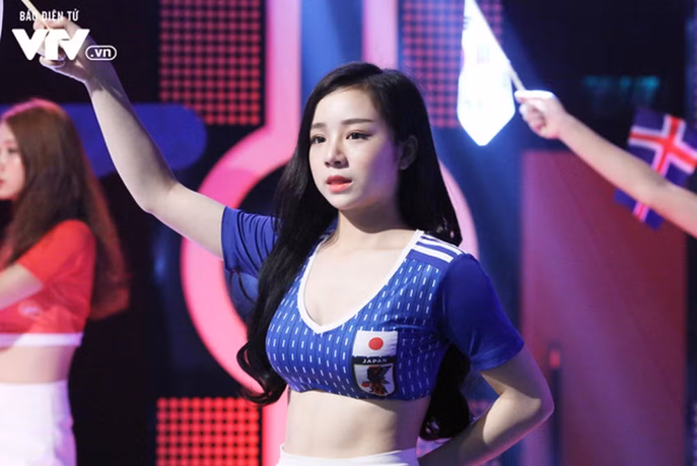 Hot girl 'Nóng cùng World Cup' bị chỉ trích vì clip nhún nhảy phản cảm trên bàn ảnh 9