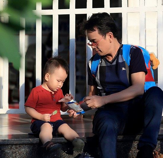 Ở tuổi 72, nhạc sĩ Đức Huy hạnh phúc bên vợ trẻ và con gái thứ 5 ảnh 2