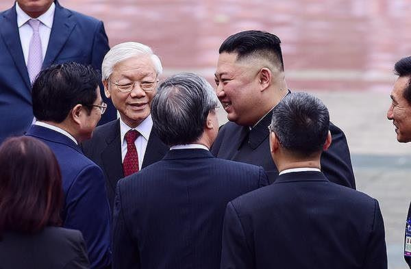 Tổng Bí thư, Chủ tịch nước Nguyễn Phú Trọng giới thiệu các quan chức nhà nước Việt Nam với Chủ tịch Triều Tiên Kim Jong Un 