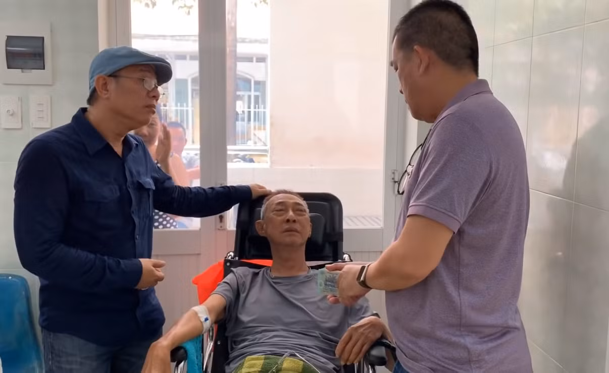 Bệnh ung thư của nghệ sĩ Lê Bình chuyển biến xấu ảnh 1