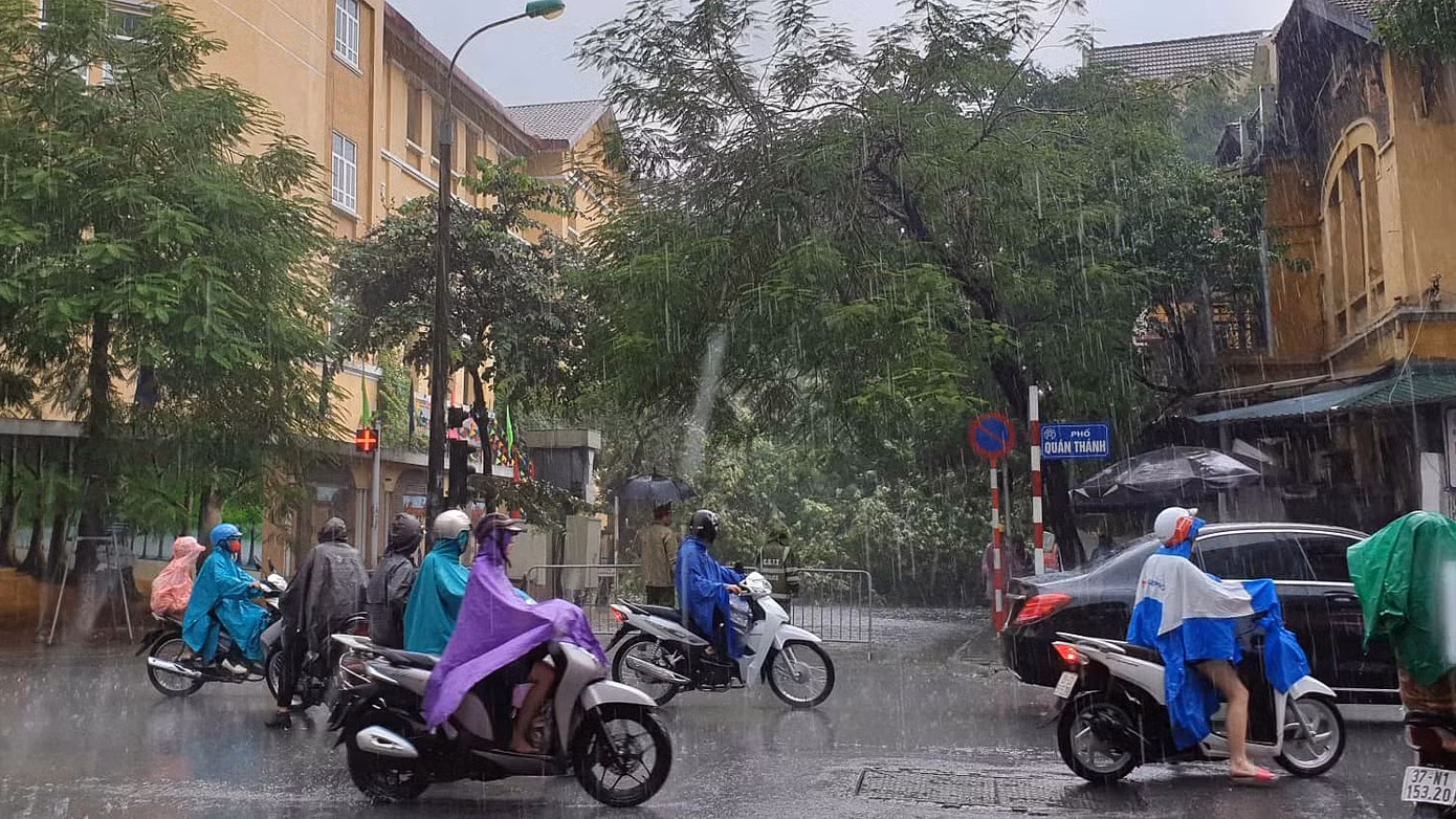 Hà Nội ngập nước tứ bề sau cơn mưa trắng trời ảnh 5
