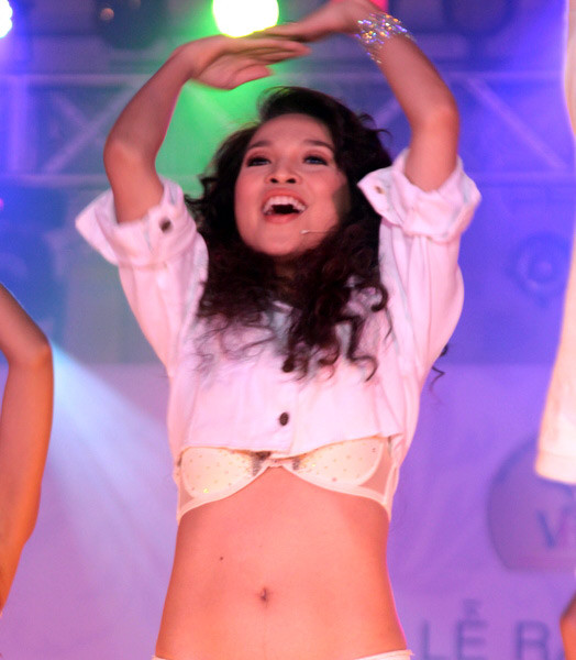 Vì sao bức ảnh Hiền Thục bán nude dùng tay che ngực gây tranh cãi? ảnh 5