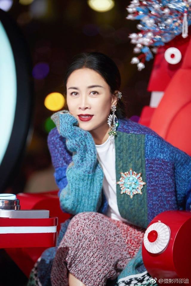 'Thiên hậu' Trung Quốc bị chỉ trích vì cố tình đá fan nữ ngã dúi đầu ảnh 3