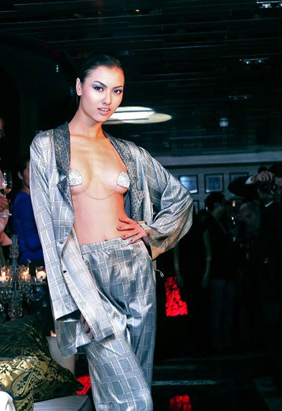 Hồng Quế để lộ vòng 3 vì tạo dáng 'quằn quại' trên sàn diễn ảnh 9