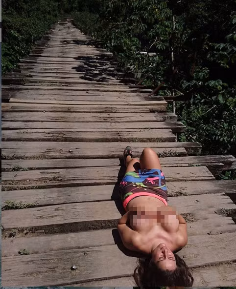 Chụp ảnh khỏa thân phản cảm khắp nơi, blogger du lịch gây phẫn nộ ảnh 7