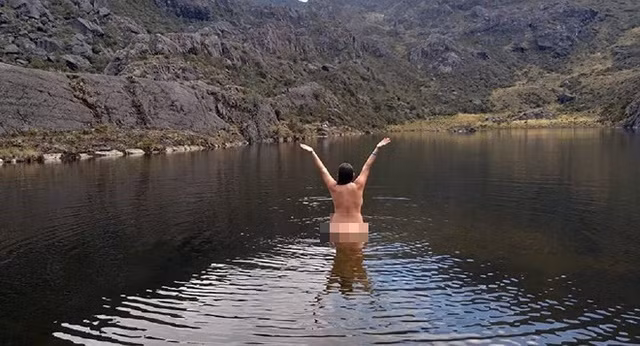 Chụp ảnh khỏa thân phản cảm khắp nơi, blogger du lịch gây phẫn nộ ảnh 3