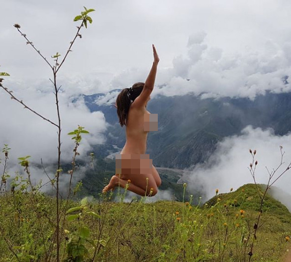 Chụp ảnh khỏa thân phản cảm khắp nơi, blogger du lịch gây phẫn nộ ảnh 13