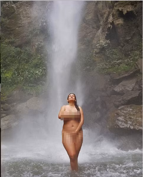 Chụp ảnh khỏa thân phản cảm khắp nơi, blogger du lịch gây phẫn nộ ảnh 2