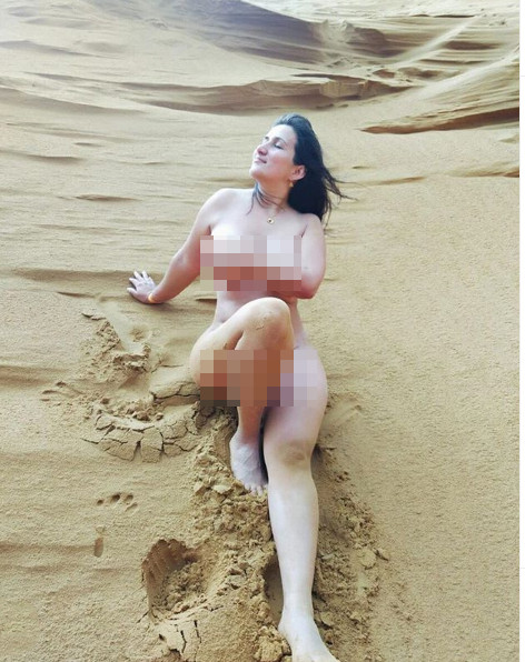 Chụp ảnh khỏa thân phản cảm khắp nơi, blogger du lịch gây phẫn nộ ảnh 11