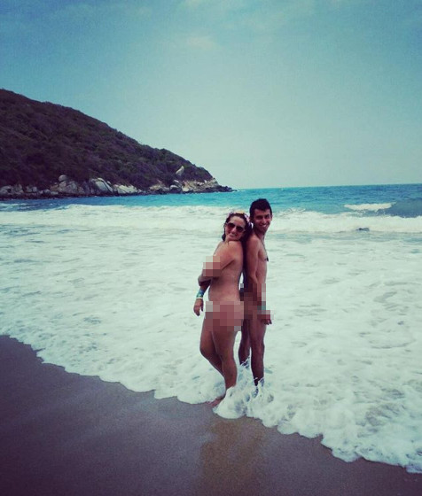 Chụp ảnh khỏa thân phản cảm khắp nơi, blogger du lịch gây phẫn nộ ảnh 9