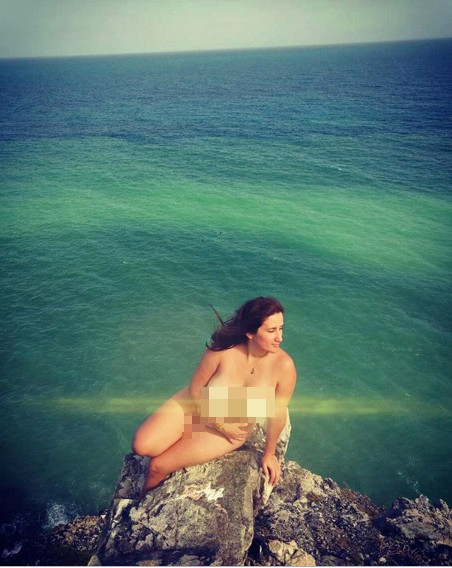 Chụp ảnh khỏa thân phản cảm khắp nơi, blogger du lịch gây phẫn nộ ảnh 10