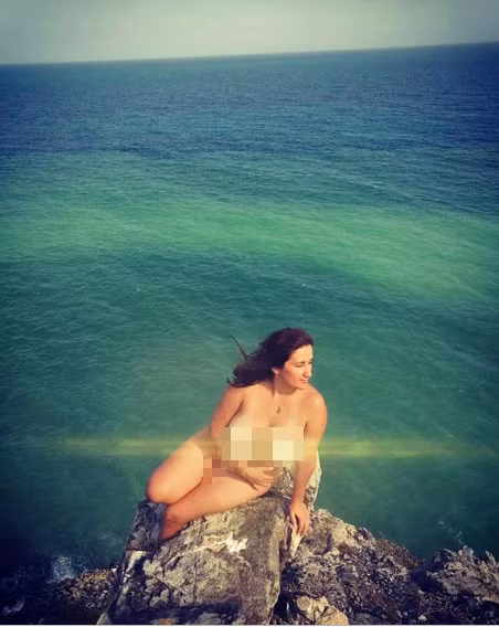 Chụp ảnh khỏa thân phản cảm khắp nơi, blogger du lịch gây phẫn nộ ảnh 10