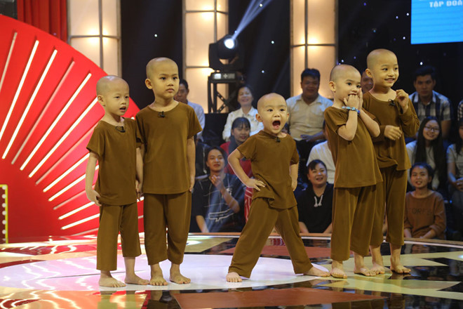 Rơi nước mắt khi 5 chú tiểu 'Thách thức danh hài' chia tay Ánh Tâm về mẹ ruột ảnh 5