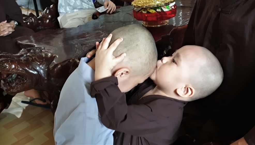 Rơi nước mắt khi 5 chú tiểu 'Thách thức danh hài' chia tay Ánh Tâm về mẹ ruột ảnh 1