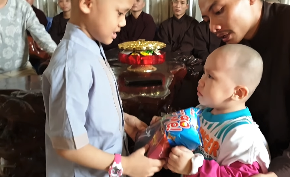 Rơi nước mắt khi 5 chú tiểu 'Thách thức danh hài' chia tay Ánh Tâm về mẹ ruột ảnh 2