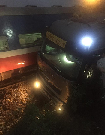 Tàu khách trật bánh do va chạm xe container ảnh 1