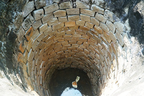 Tảng đá khắc 10 dòng chữ Chăm cổ bên bờ biển Quảng Ngãi ảnh 3