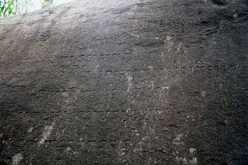 Tảng đá khắc 10 dòng chữ Chăm cổ bên bờ biển Quảng Ngãi ảnh 2