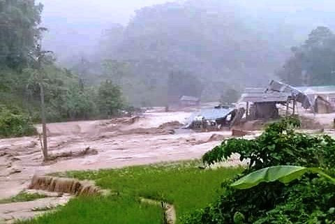 Đu ngọn cây, người đàn ông Thanh Hóa sống sót giữa dòng lũ cuồn cuộn ảnh 2