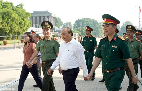 Ảnh: VGP/Quang Hiếu. Thủ tướng kiểm tra công trình, khu vực Lăng Chủ tịch Hồ Chí Minh ảnh 2
