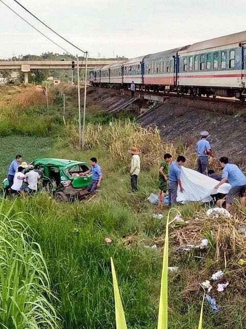 Kinh hoàng tàu hỏa tông taxi văng xuống ruộng, 5 người thương vong ảnh 1