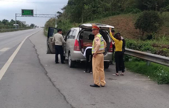 6 người rải chiếu ngồi ăn ở làn khẩn cấp cao tốc Nội Bài - Lào Cai ảnh 2