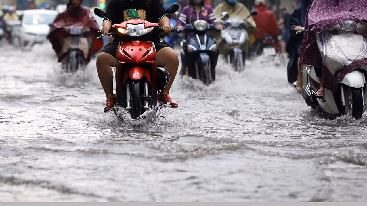 Hà Nội ngập nước tứ bề sau cơn mưa trắng trời ảnh 7