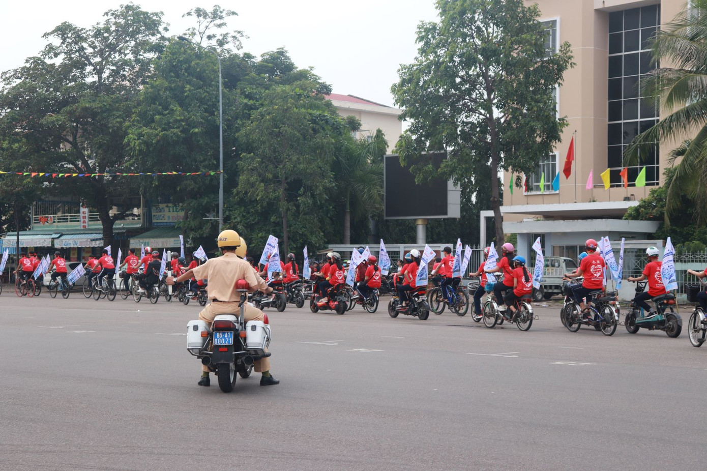 Tuổi trẻ Bình Thuận đồng loạt ra quân hưởng ứng chiến dịch làm sạch biển ảnh 4