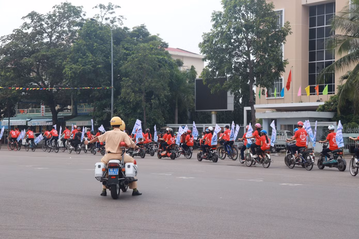 Tuổi trẻ Bình Thuận đồng loạt ra quân hưởng ứng chiến dịch làm sạch biển ảnh 4